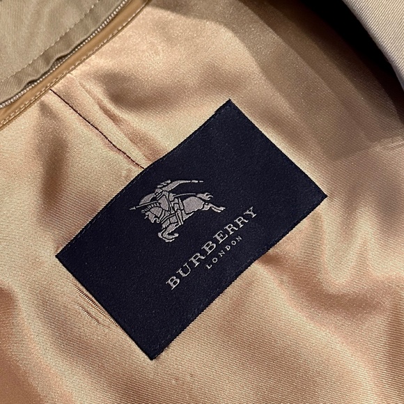 BURBERRY | Double-Breasted Trench Coat with Removable Liner - Picture 5 of 12
